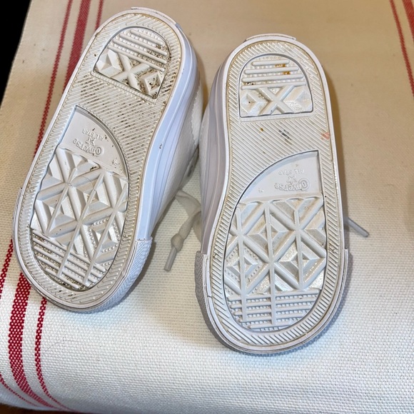 White converse - Picture 3 of 3